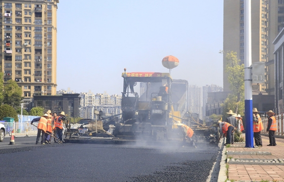 2020年3月20日上午，宜春市高士北路路面改造工程快速推進，施工現(xiàn)場一片繁忙景象